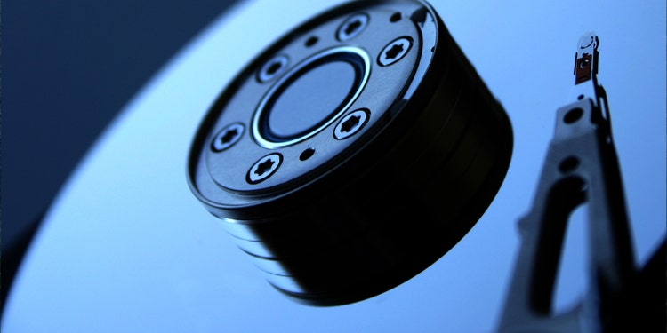 the internal components of a hard disk drive, specifically focusing on the platters and read/write heads